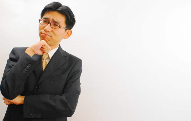 考え込む年配の男性